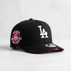 Black LA Fitted Baseball Cap with Embroidered Logo – Premium Fitted Sports Hat for Men & Women, Trendy Streetwear Accessory for Sports Fans and Fashion Lovers
