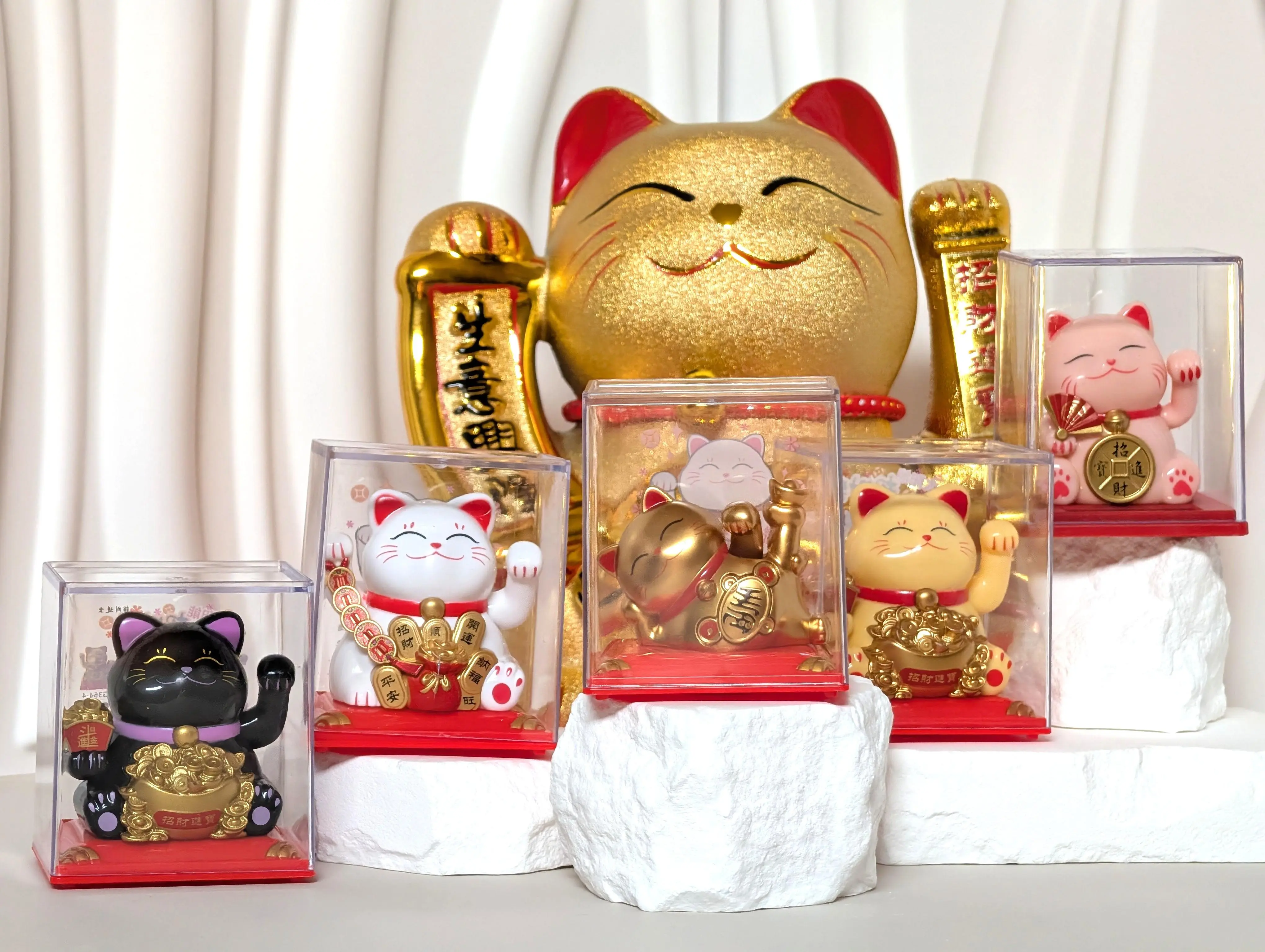 Small Hand-Waving Lucky Cat Fengshui Ornaments - Asian-Inspired Chinese Ethnic Style Home Decor, Room Decor for Desk, Car Accent to Boost Fortune & Harmony (Home Supplies)