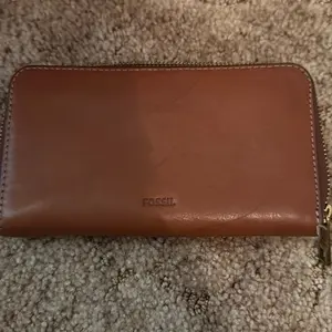 Fossil Wallet - Brown Leather with Zip Closure, Minimalist Design, Durable and Stylish Accessory