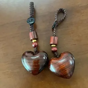 2pcs Handmade Sandalwood Keychains, Cute Heart Design for Christmas Valentines Day Gift