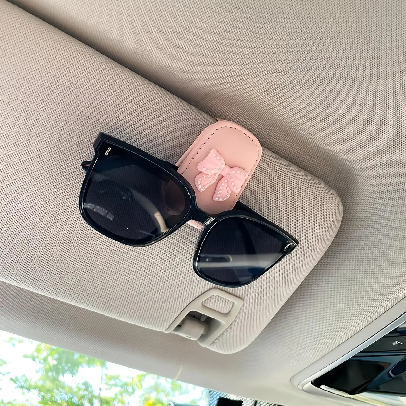 Bow Design Interior Magnetic Glasses Clip, Car Sunshade Holder, Multi-functional Sunglasses & Ticket Holder, Exquisite and Compact, Easy Installation,