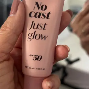 Product Review of [NEW] [medicube] No Cast Just Glow Collagen Sunscreen | SPF 50 Broad Spectrum Face Sunscreen | Lightweight, Non-Sticky, Hydrating Formula | No White Cast or Residue | Peptide, Cica for Soothing & Natural Glow from Y**3