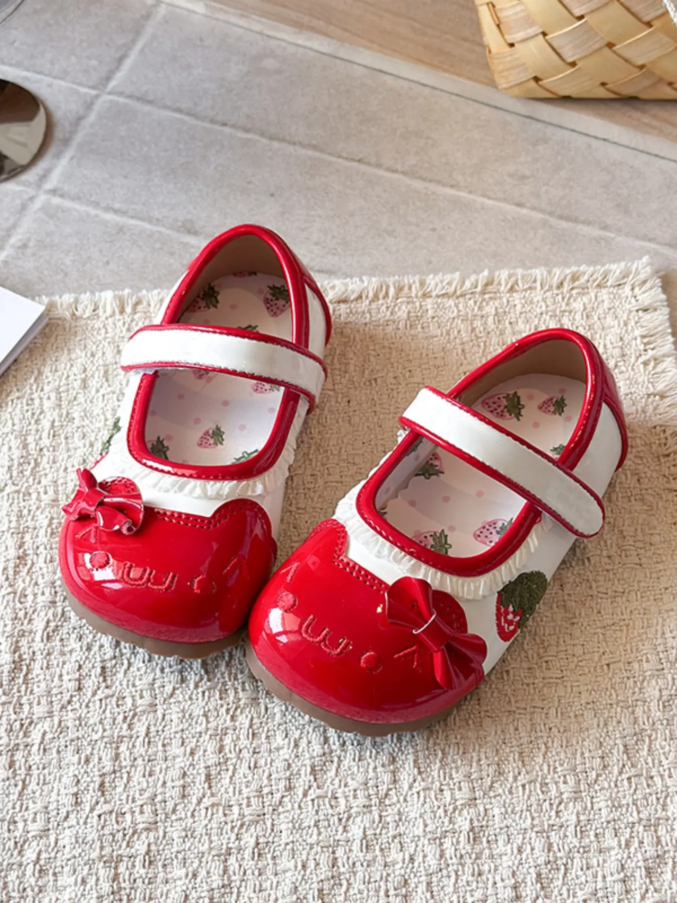 Girls' Strawberry Bowknot Lace Decorative Mary Jane Shoes, Glossy PU Soft Sole Anti-Slip, Velcro Strap, Round Toe, Sweet Style, Bowknot Design Flats, Bow Decorated Shoes, Daily/performance Use
