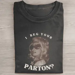 Vintage Dolly Parton Graphic Tee - I Beg Your Parton Dolly - Goddess Of Pop Shirt Queen Of Rock & Roll Shirt Go-To Cotto Relaxed Everyday Tee