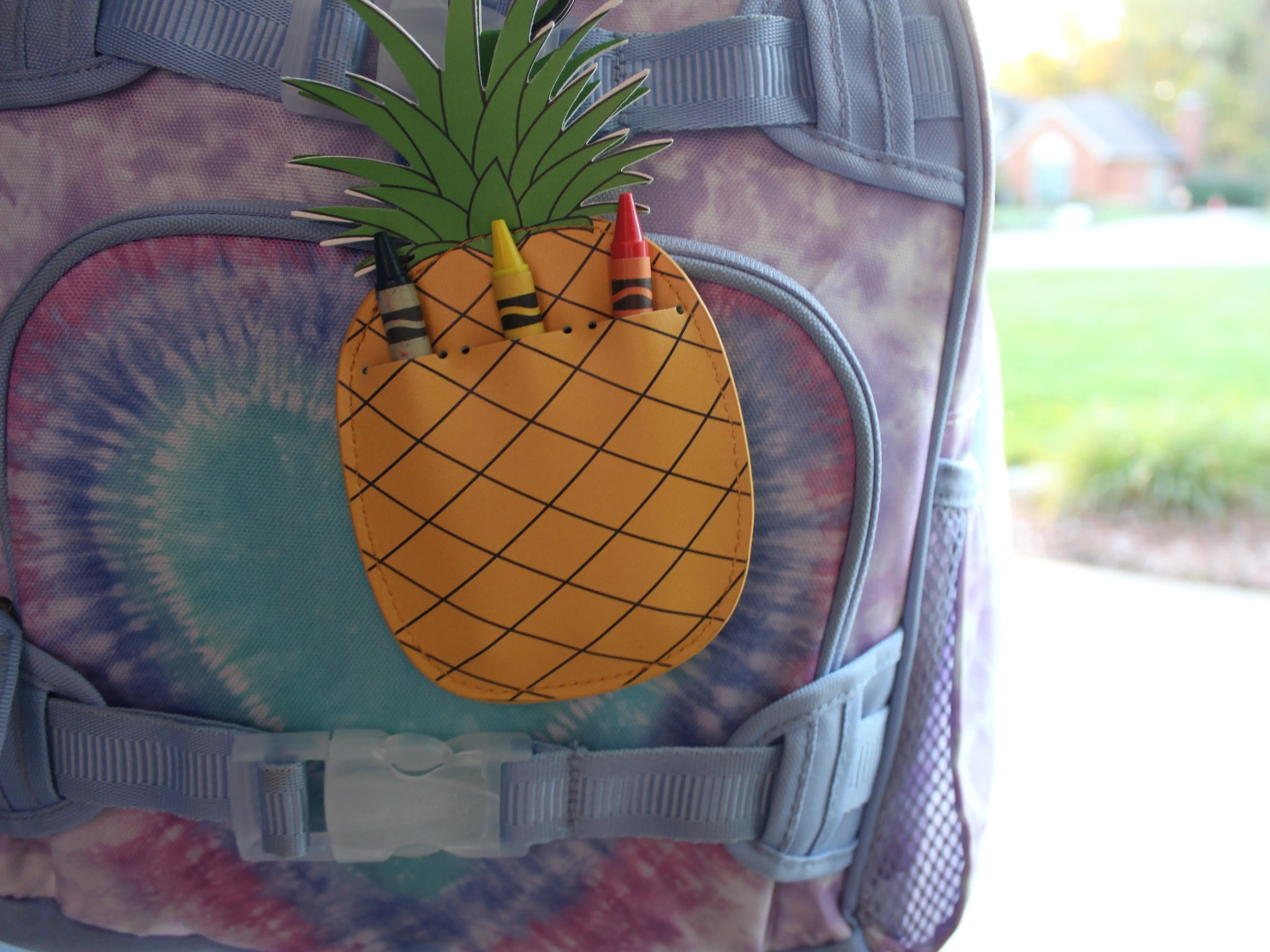 Pineapple Crayon Pocket – Colorful Companion for Creative Kids with Crayon Holder & Metal Clip for Backpacks or Bags