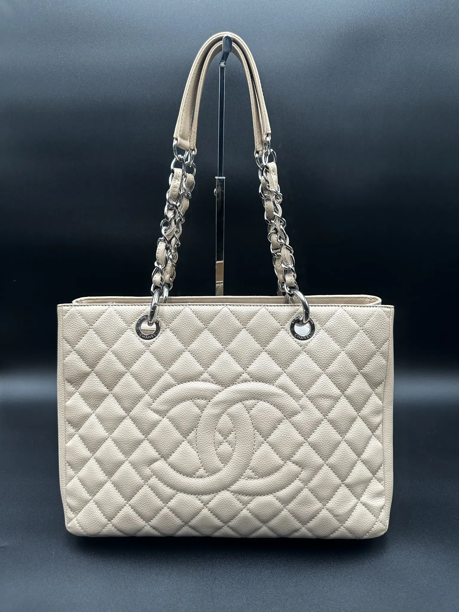 Pre-owned CHANEL Caviar Leather Tote Bags Off white Quilted Caviar Grand Shopping Tote (GST) for Women