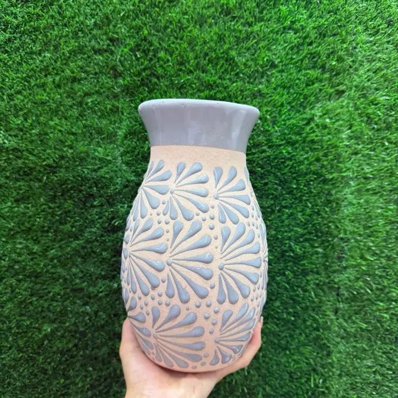 Vase Relieve Boliche color Gris Arena Sets 9.5In.