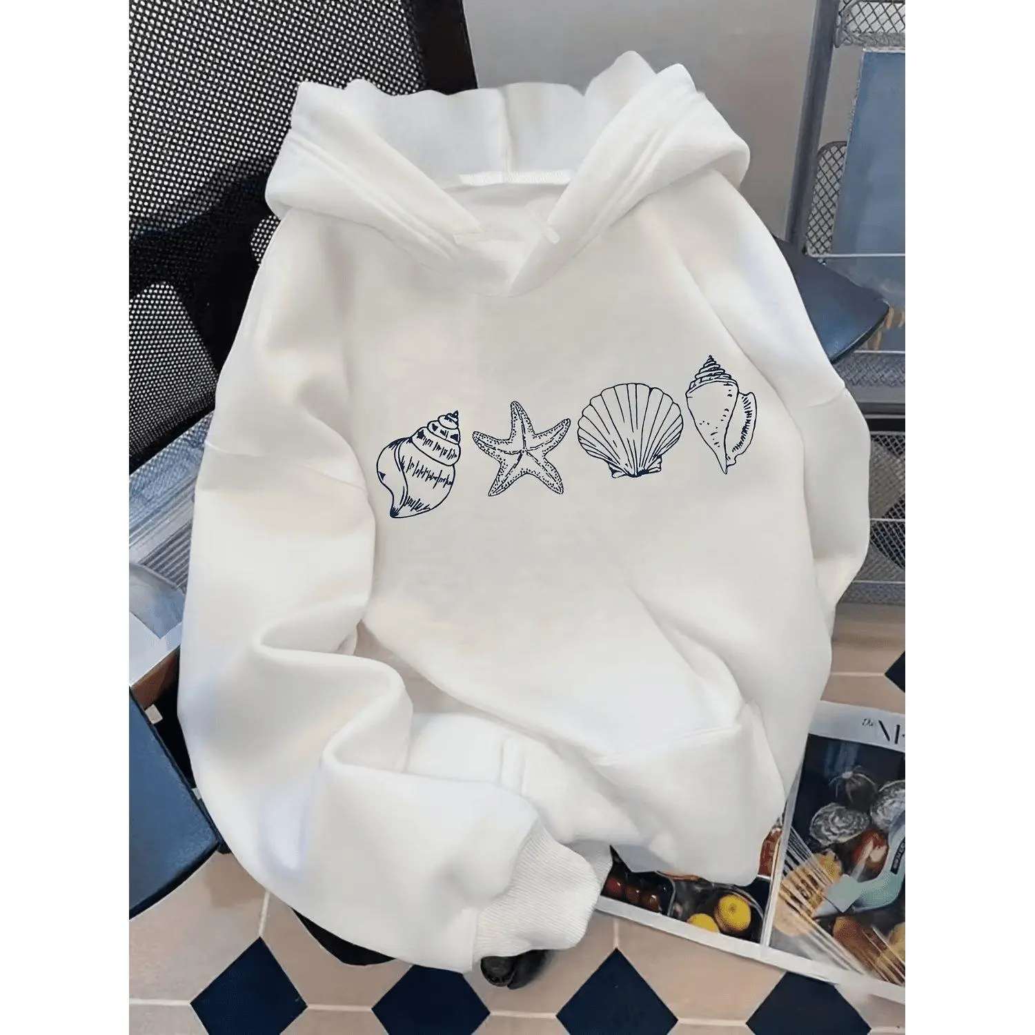 Ocean's Treasure Seashell and Starfish Shell Pattern Print Plain Weave Pullover with Shoulder Design Kangaroo Pocket Autumn Winter Style Hoodie Sweatshirt Casual Outerwear Stylish Warm Apparel