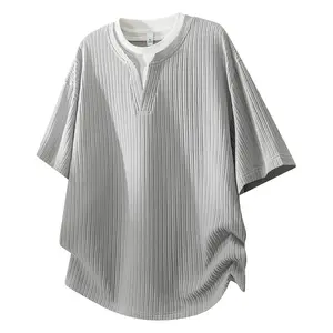 Men’s solid-color V-neck faux two-piece short-sleeve T-shirt with a stylish jacquard texture; casual athletic design that is simple, versatile, comfortable, and breathable—ideal for work commutes, outdoor activities, and everyday home wear.