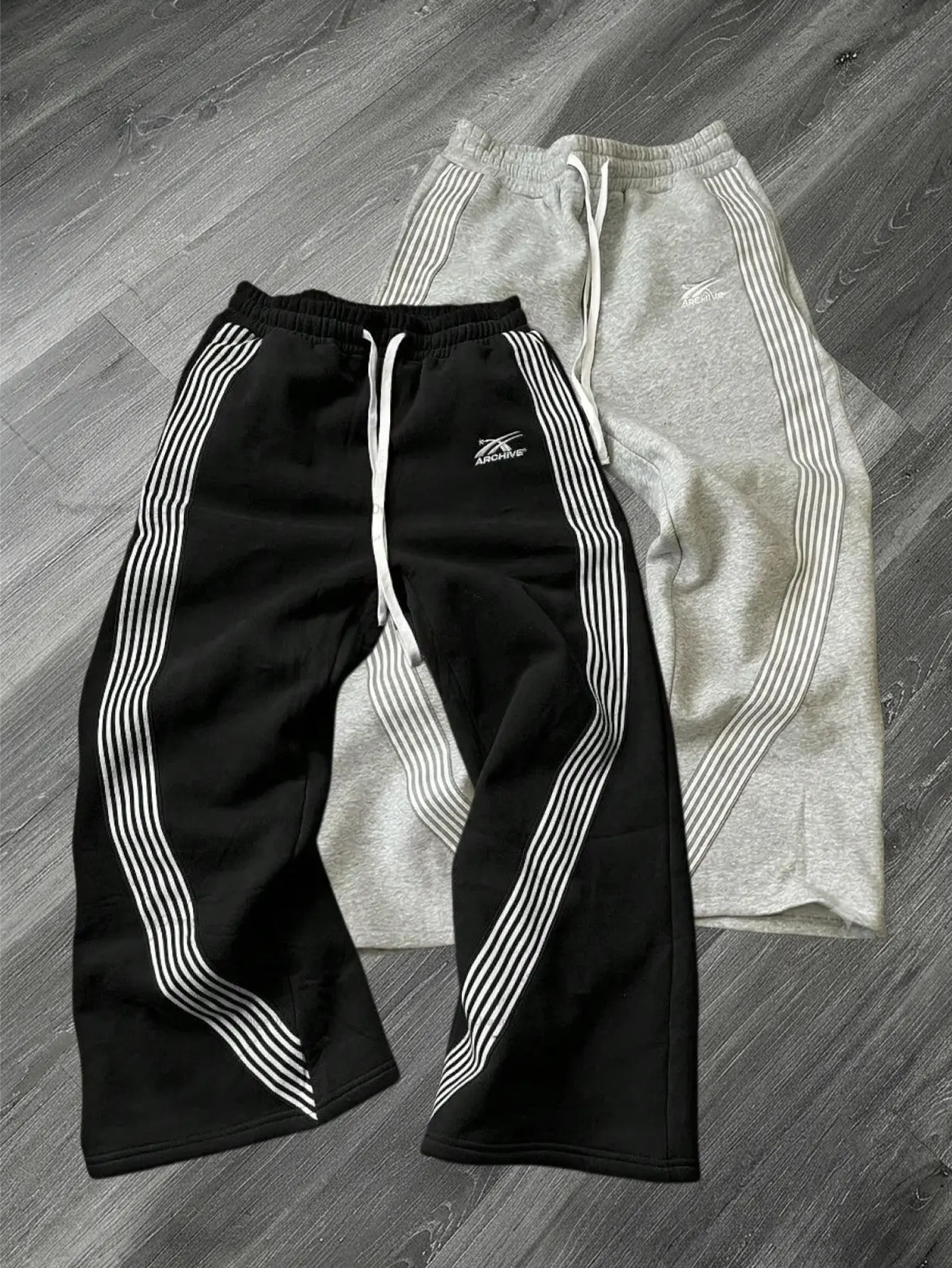 Men’s two-pack wide-leg athletic pants with four stripes down the side – loose, unrestricted fit, suitable for streetwear, jogging workouts, and everyday commuting