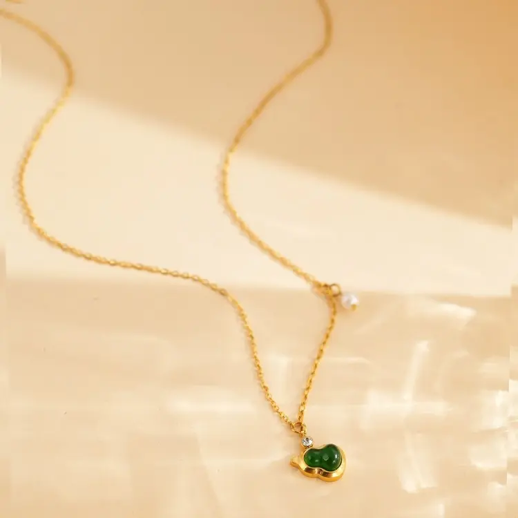 A new Chinese-style green gourd necklace with a sense of design