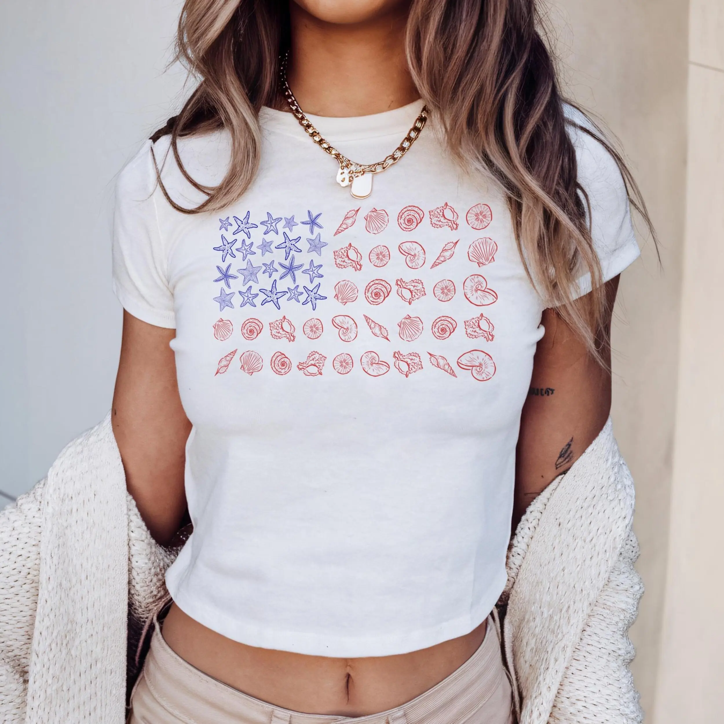 Coastal Flag 4th of July 90s Y2K Graphic Baby Tee, Retro Independence Day Y2k Coastal USA Seashell Women's Fitted T-Shirt - Baby Tee for Women & Girls