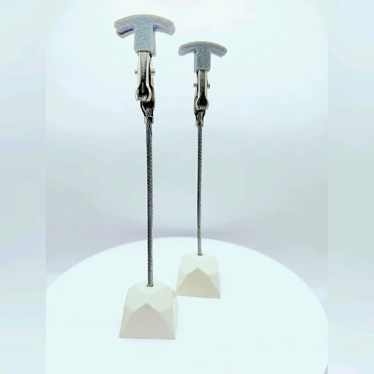 LSH-Stand : a Stand to clip your lashes while the glue sets and to keep your lashes from getting lost when you take them off.  Lash Stand, Drying Fake Lashes, Lash glue. Organiser Racks.