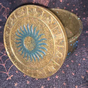 Round trinket box