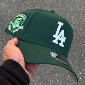 New Era 9FORTY Dodgers Green Adjustable Hat | MLB Licensed Los Angeles Cap with Anniversary Patch | Curved Brim High Crown Strapback Baseball Cap For Men Women | Premium Streetwear Essential Casual Sport Outfit Gift
