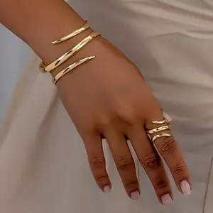 1 Set (1 Geometric Line Gold Bracelet and 1 Geometric Line Thick Ring) European and American Style Retro Fashion Bracelet with Thick Ring Set Suit Suitable for Women's Casual Wear, Various Festivals, Social Gatherings and Couple Gifts