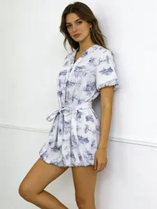 A women's white base color blue tone printed V-neck puffy sleeve waist-cinching Casual dress, Casual Wear, suitable for summer, suitable for daily work, shopping.