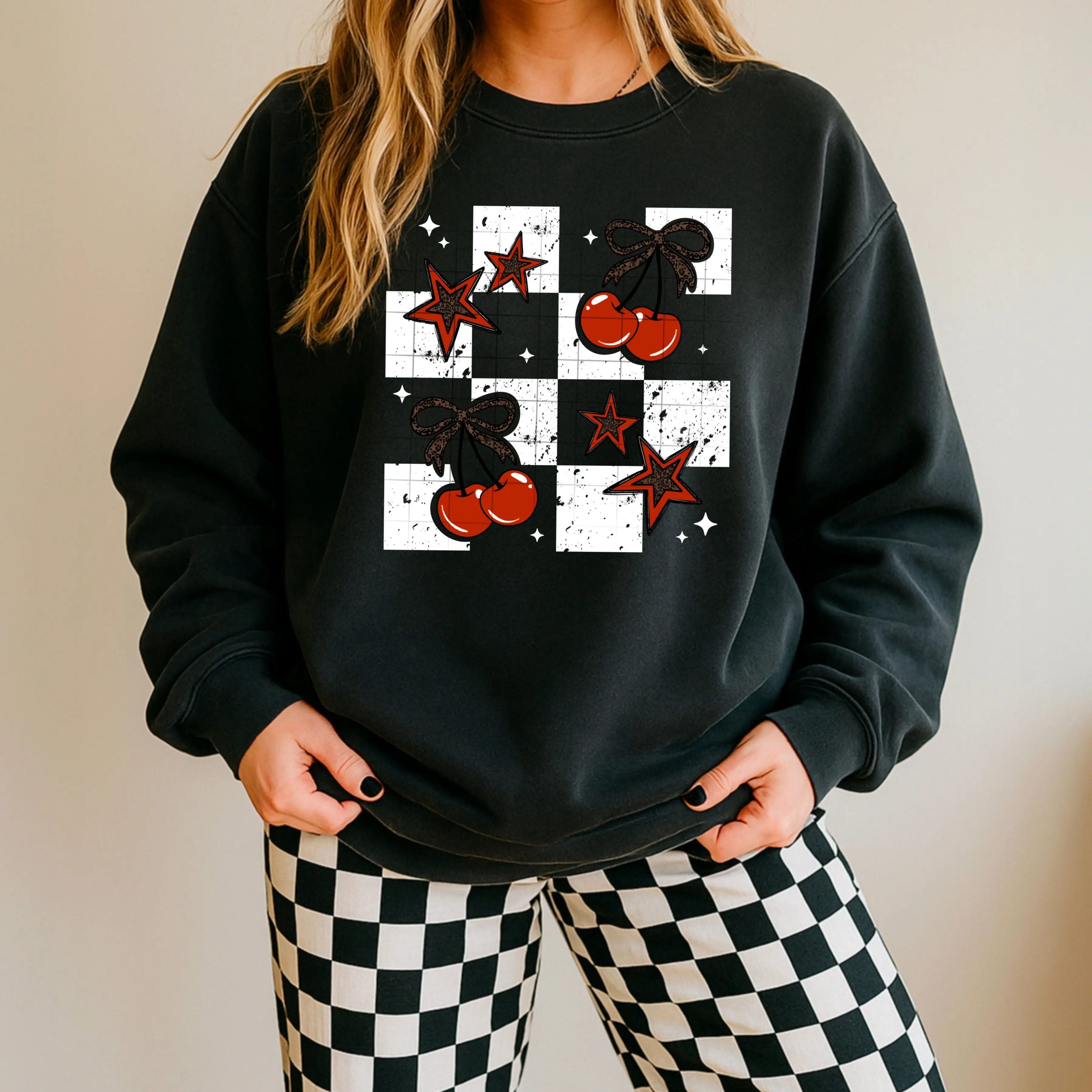 🍒 Retro Cherries & Stars Checkered Sweatshirt ✨ – Cozy Graphic Pullover