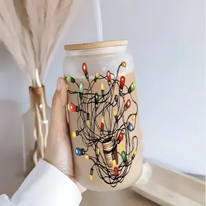 1 Count Cool Tangled Christmas Lights Design 16oz covered straw glass drinking cup, reusable glass drinking cup, high-quality glass jar design, suitable for iced coffee, beer, juice, milk, cold drink glass cups, fashionable glassware