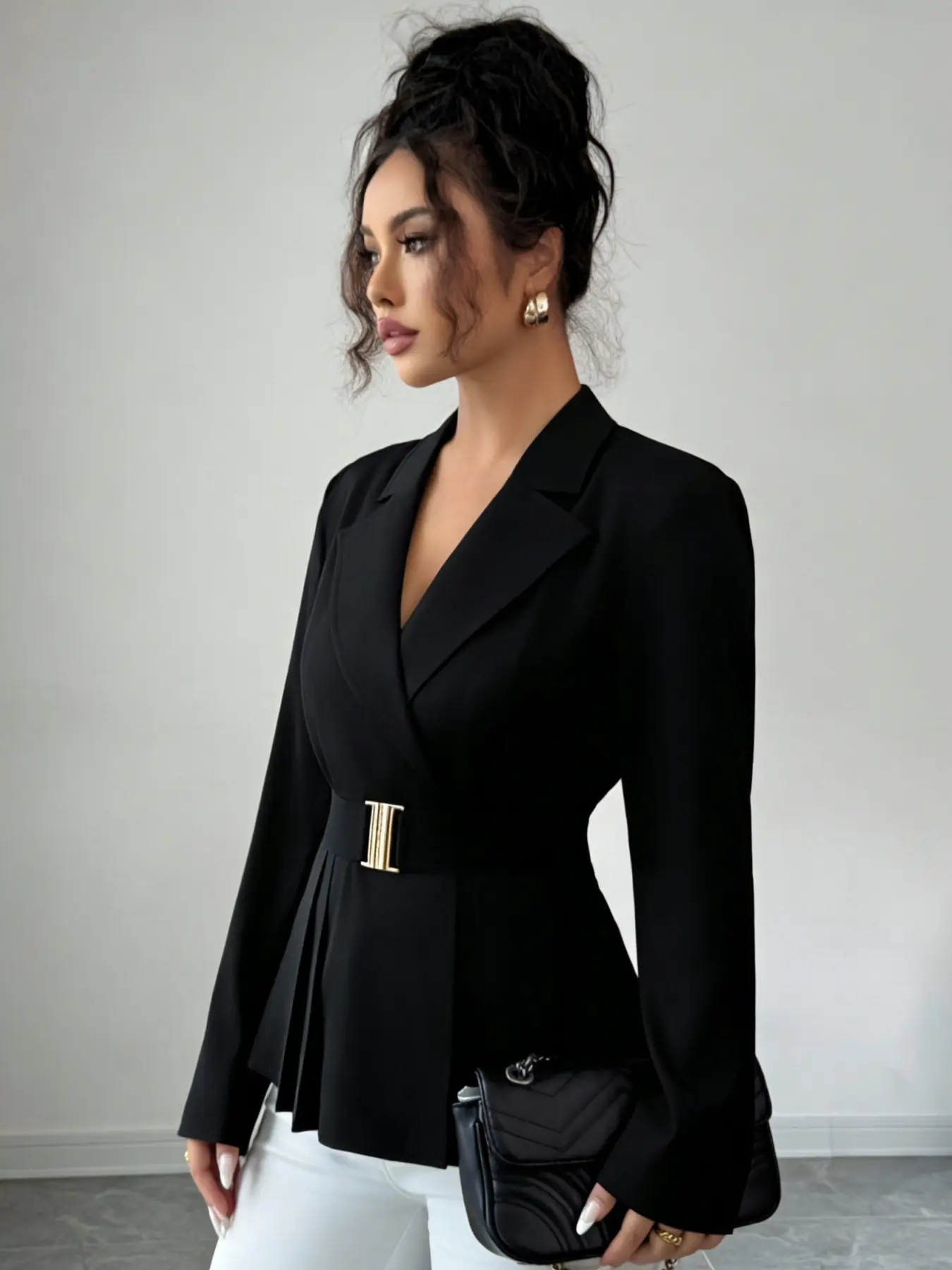 A fashionable black toned waist cinched suit Long Sleeve jacket Work Casual Blazers for women, with a waist cinched design that is not too picky. The fabric has a drape that is suitable for commuting to work, shopping, and outdoor wear