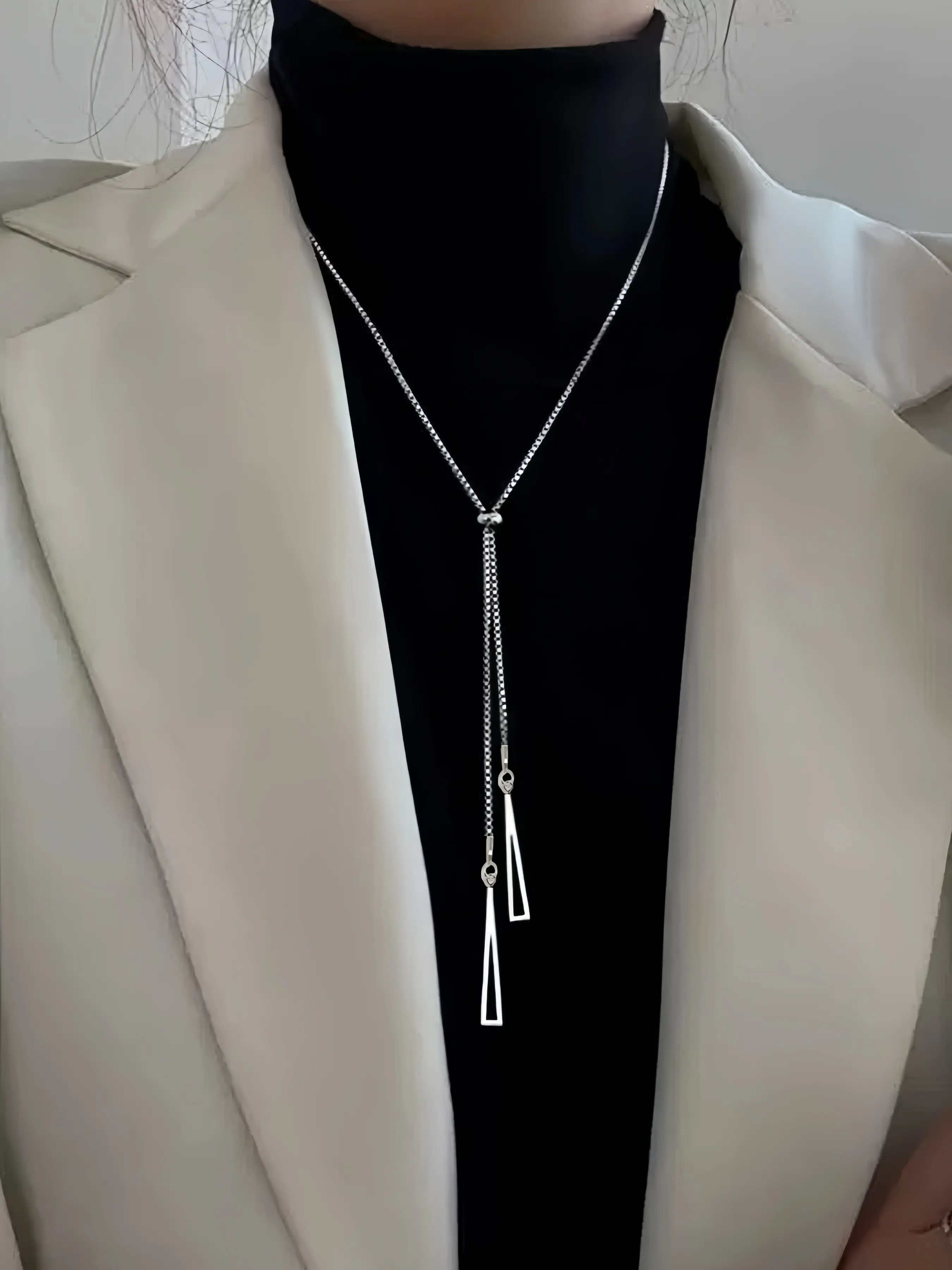 1 fashionable and luxurious geometric triangle pendant necklace, paired with a sweater and a pull-out adjustable collarbone chain, suitable for women to wear as a chain accessory for daily parties