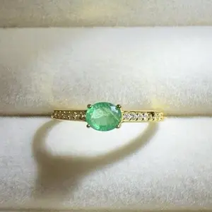 <PingEast jewelry >Emerald ring108-- 925 sterling silver gold-colored ring featuring a 4×5mm East-West style natural Colombian emerald