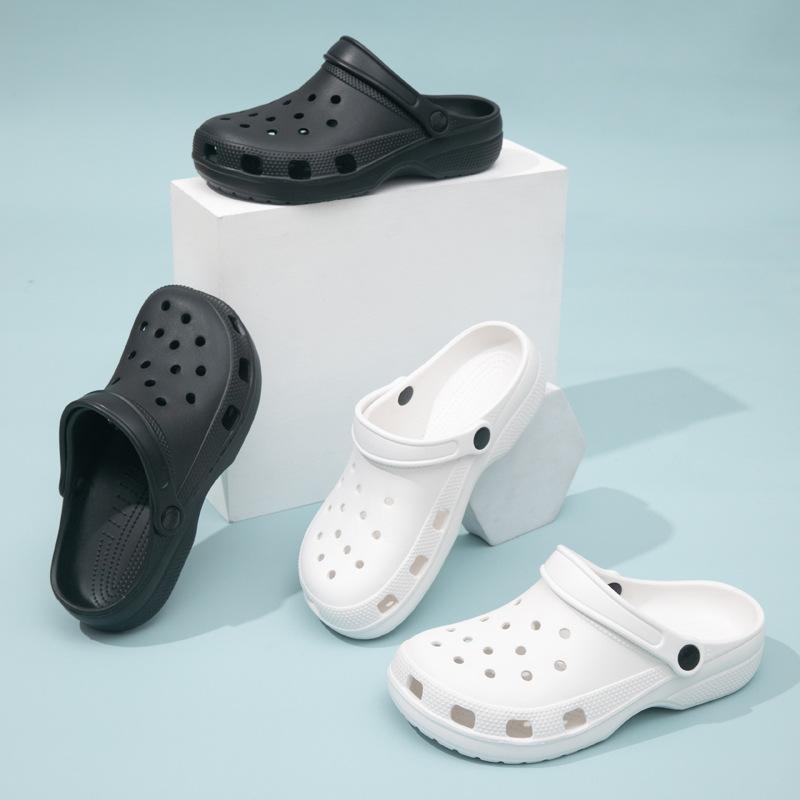 Classic two-way perforated shoes — black/white dual color for couples, EVA breathable non-slip closed-toe slides, suitable for home and outdoor use, beach shoes