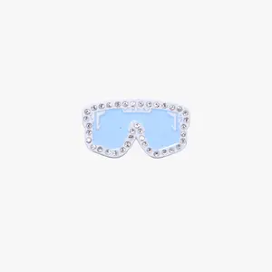 Conchis White Plating Rhinestone/Blue Sunglasses Visor Graphic Pin