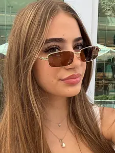 V BY VYE – SOLA  Matte finish, sleek vibes, all about that Clean Girl energy.  Slim, effortless, and perfect for your everyday flex – coffee runs, city strolls, or content-ready selfies. Minimalist, bold, and totally scroll-stopping – go-to sunnies.