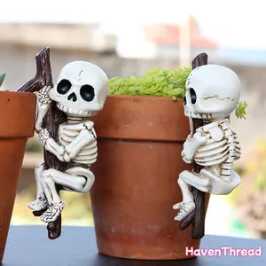 2pcs Crawling Skull-Shape Climbing Skeleton Decorations, Outdoor-Safe Halloween Garden Decor, Versatile Figurines for Home & Office Garden Accessories