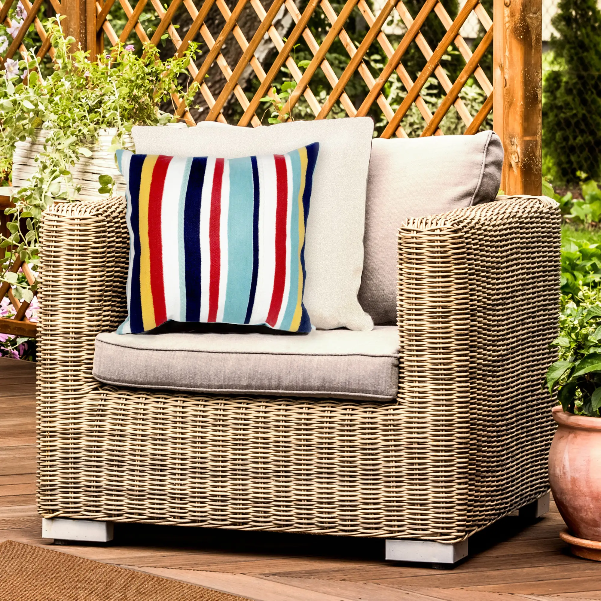 Lush Decor VISIONS III Indoor/Outdoor Handmade Pillow - Traditional Homr Accent  (Riviera Strp)