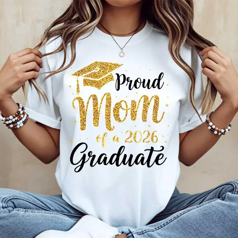 Graphic T-Shirt – Graduation Cap "Mom Of A 2026 Graduate" Print Tee, Crewneck Casual Cotton T-Shirt for Mother, Graduation Celebration Gift, Unisex Comfortable Everyday Tee