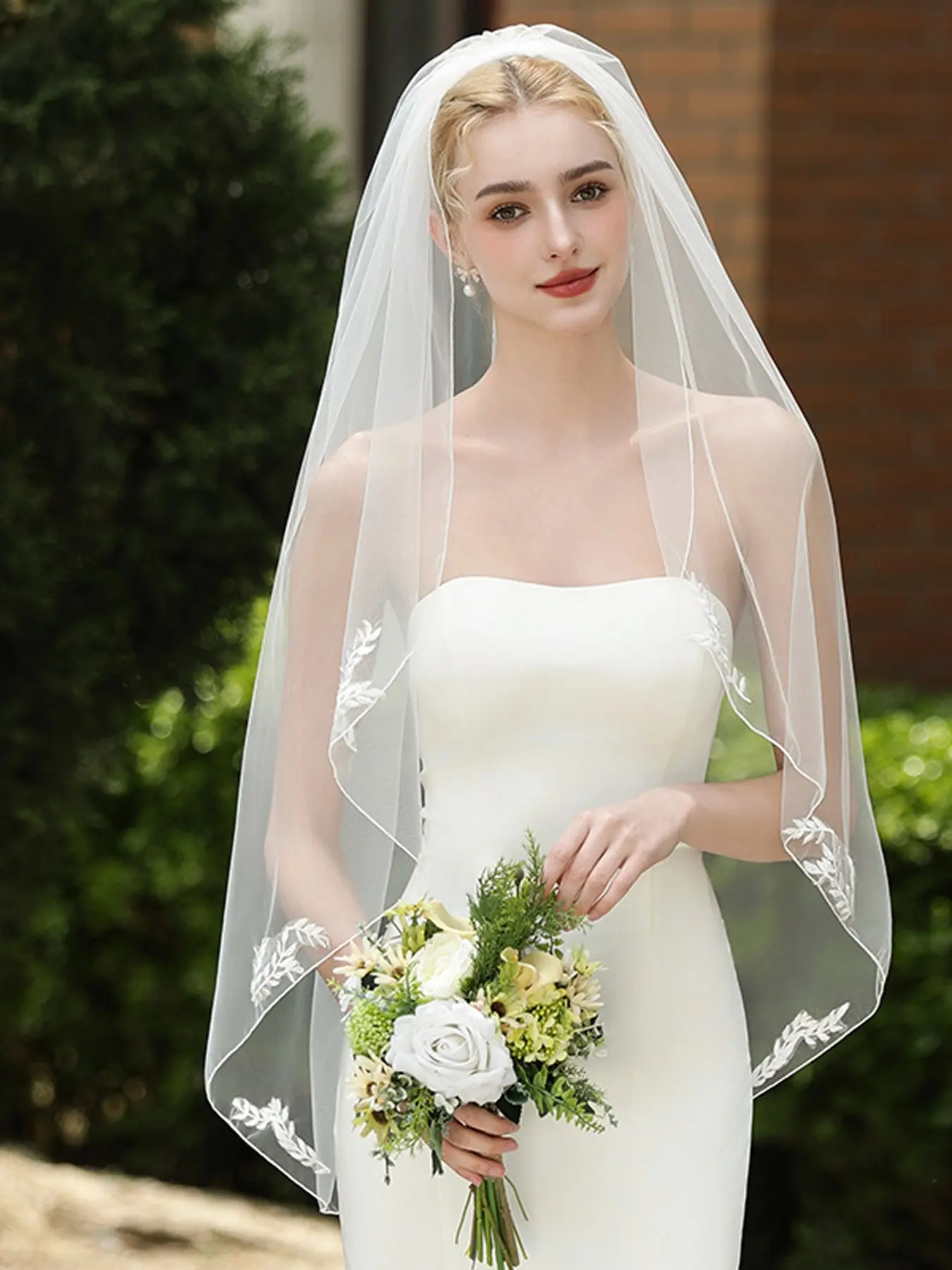 Elegant Leaf Embroidered Bridal Veil, Romantic Single Layer Wedding Veil with Comb, Classic Fantasy Bride Headpiece, Perfect for Outdoor Ceremonies