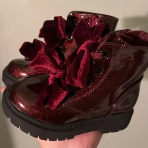 Cat & Jack Toddler Girls' Estes Shimmer Combat Boots - Burgundy Faux Patent Leather with Decorative Bows & Side Zipper