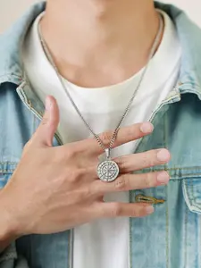 Men's Stainless Steel Necklace, Navigation Compass Design, Durable Metal Chain, Ideal for Outdoor Adventure and Daily Wear