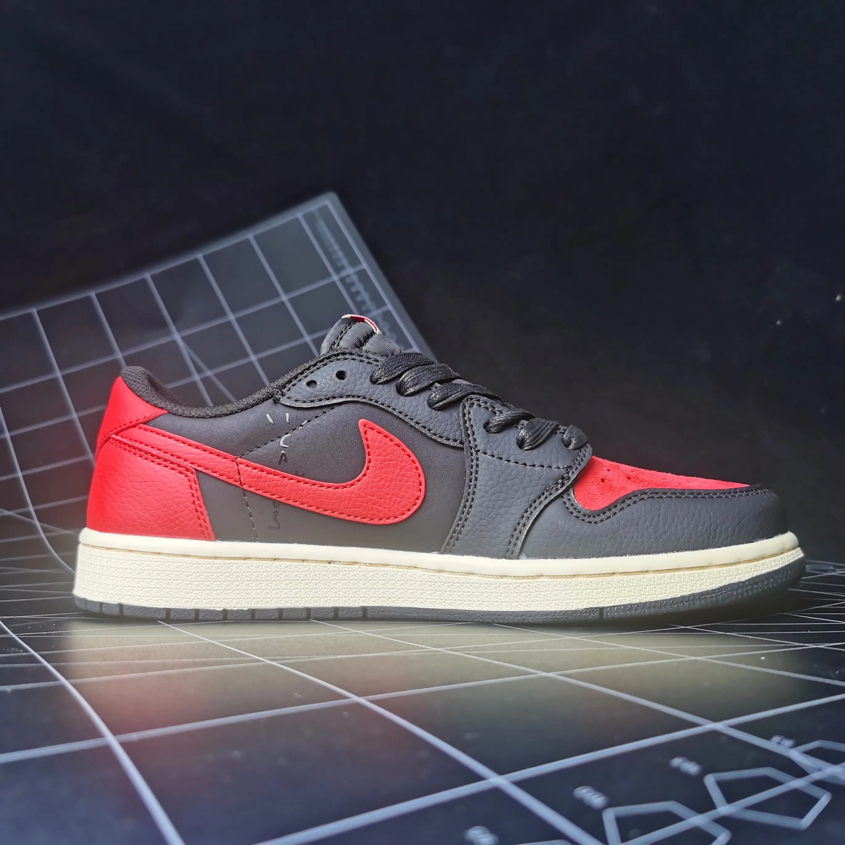 Low‑top streetwear kicks with full smooth‑leather construction, sharp black‑red color blocking design, elevates bold retro street vibe for youth urban casual styling.