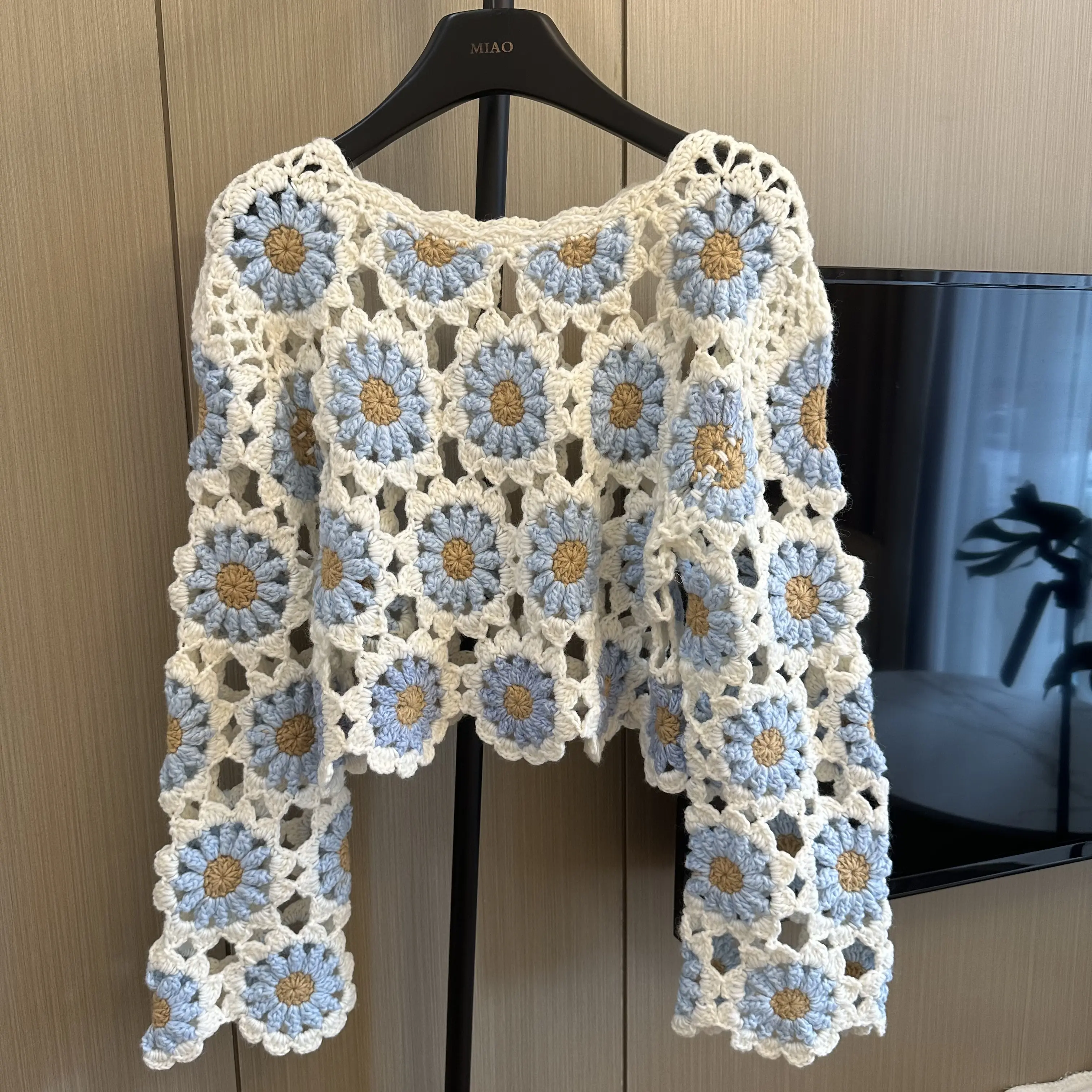 Women's Elegant Handmade Wool Knit Crop Top - 3D Blue Floral