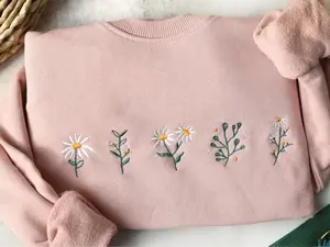[MADE IN US] Embroidered Daisy Sweatshirt, Daisy Flower Sweater, Floral Embroidered Crewneck Sweatshirt, Embroidered Daisy T-Shirt, Cute Daisy Embroidered Tee Shirt, Embroidered Flower T-Shirt, Mother's Day Gift, Best Gift For Mommy
