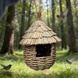 A charming decorative birdhouse, a hand-woven bird's nest house, a natural grass hanging bird home, Outdoor Bird House, suitable for gardens, courtyards, lawns, and pet bird nests.