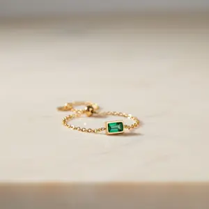 Dainty Emerald Chain Ring – Adjustable Green Emerald Cut Ring in Gold – Minimalist May Birthstone Ring – Stackable Unique Chain Ring