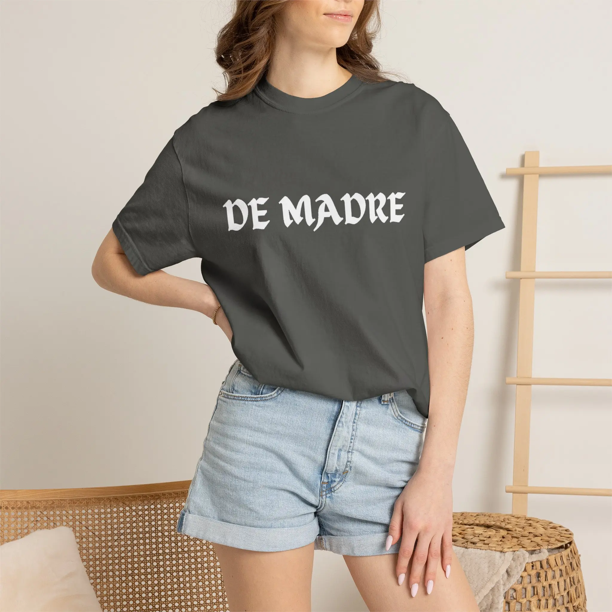 Women's Cotton Crew Neck Short-Sleeve Oversize Fit Graphic Tee - Cool "De madre" Print, Casual Mom Gift, Minimalist Spanish Script Shirt