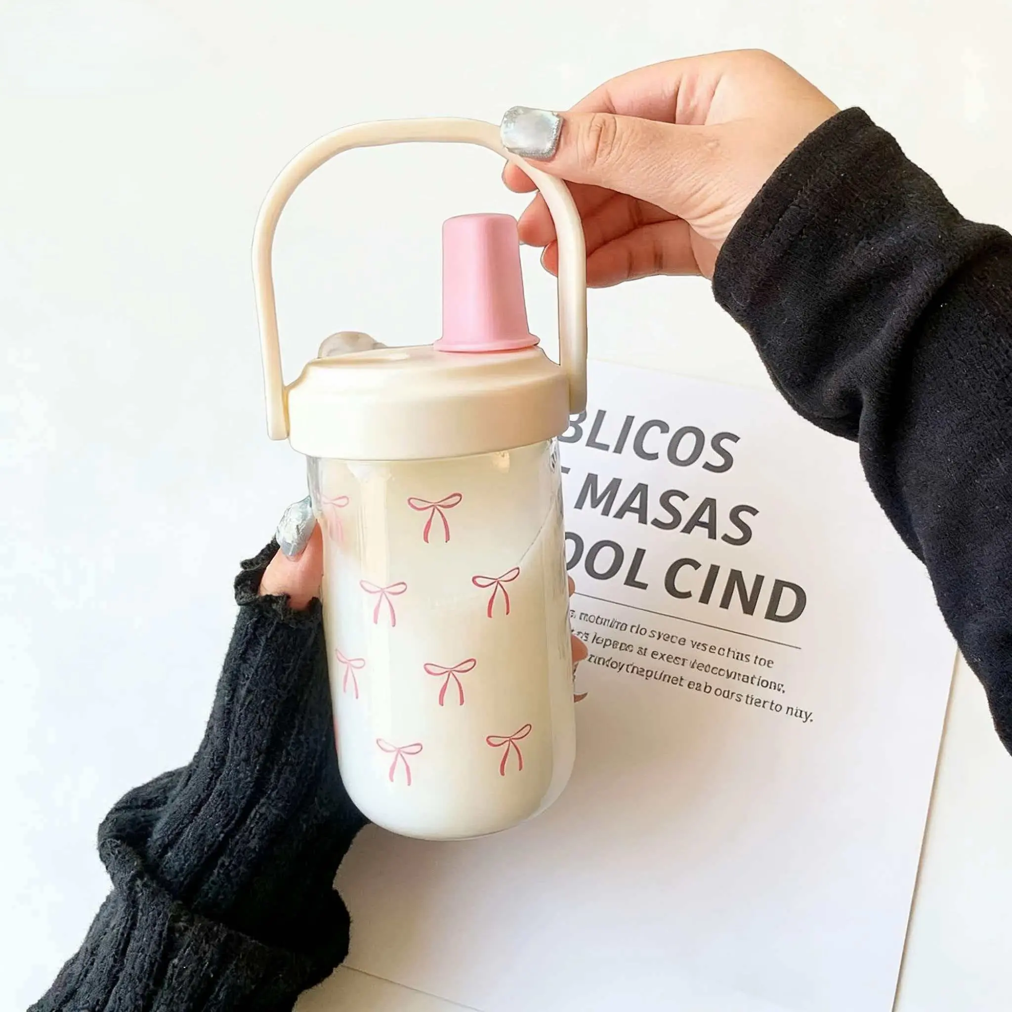 Bow Pet Plastic Cup, Milk Tea Cup, Coffee Cup, Cold Drink Cup with Portable Handle, Portable Water Bottle, Food Grade Plastic, Reusable and Durable, Drinkware