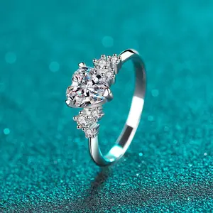Ivory Élan 925 Heart Moissanite Ring
