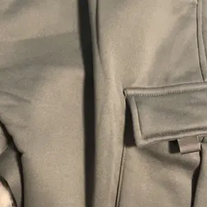 Men's solid color loose waist straight pants, casual loose pocket drawstring design, comfortable for daily wear, suitable for autumn and winter wear, commuting, sports fitness, street wear Both thick and thin versions are available for purchase.