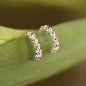 s925 sterling silver Daisy Huggie Hoop Earrings，Minimalist Simple Unique Earrings for galentine‘s party valentine’s day gift，fashion zirconia earrings，anniversary holiday jewelry，gift for women