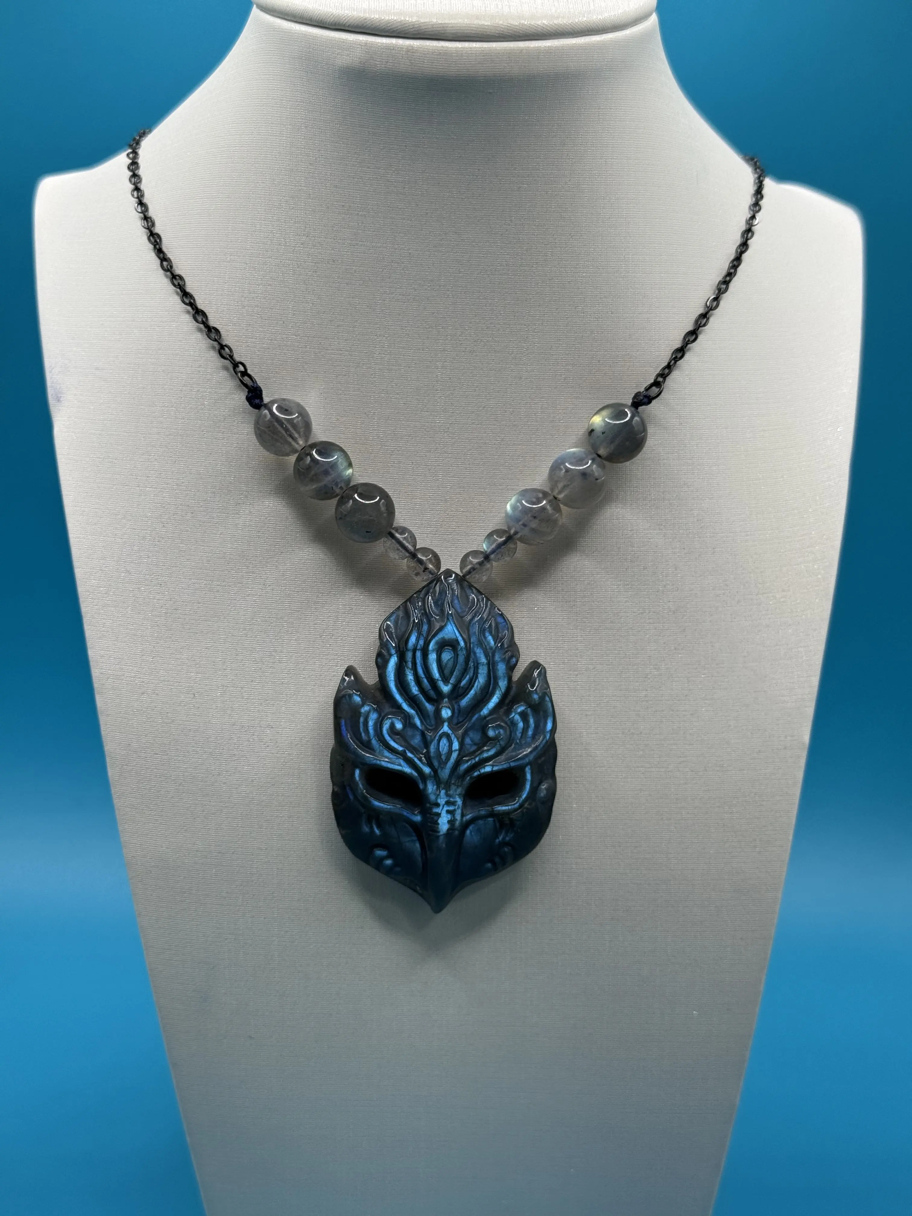Stunning high quality labradorite necklace with pendant.