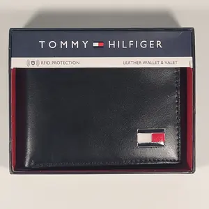 Tommy Hilfiger Men's Bifold Black Leather RFID Wallet & Valet Passcase 31HP220138