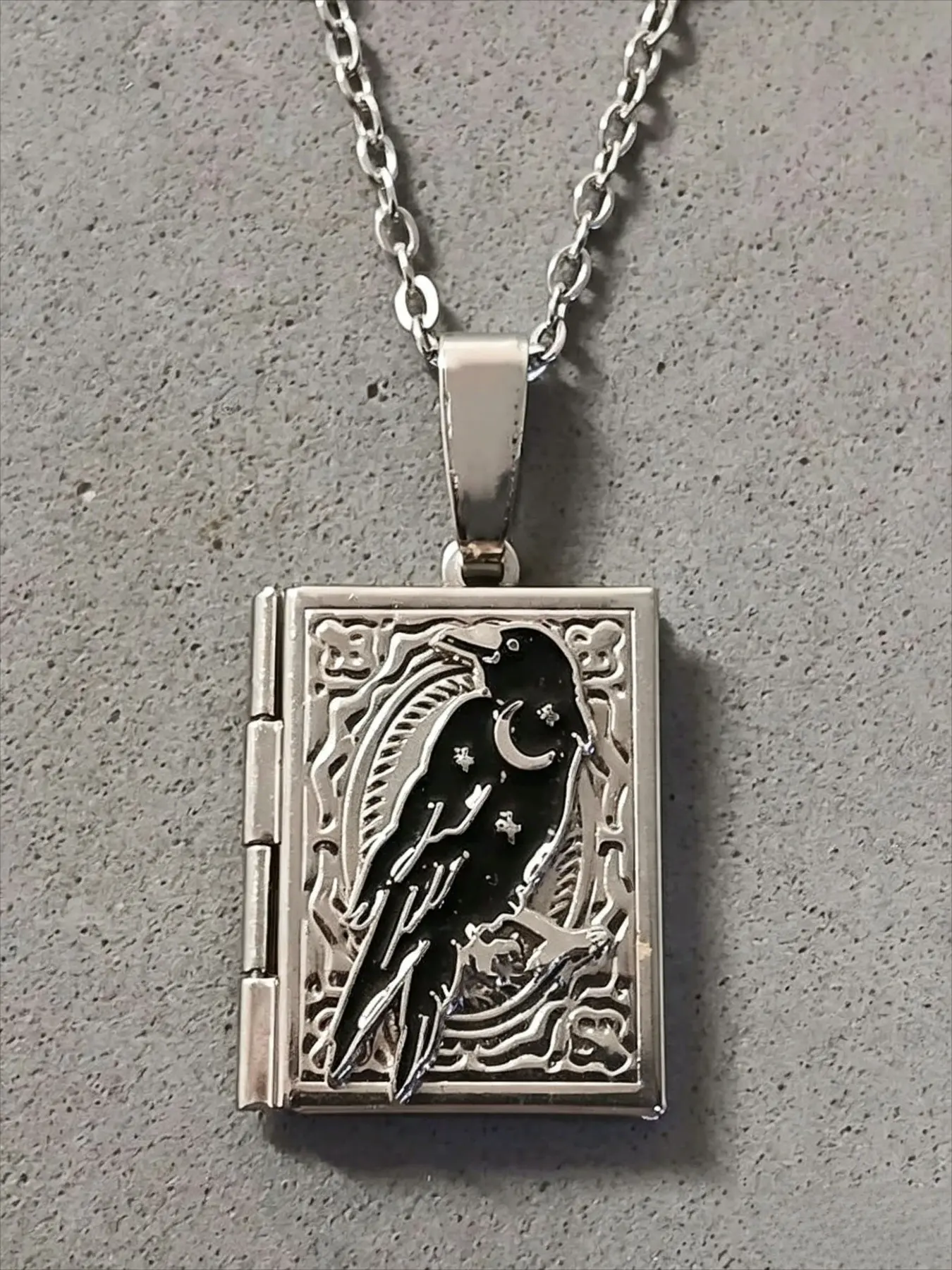 Trendy Exquisite Carving Moon Black Crow Photo Box Pendant Necklace for Men Women Hallowmas Goth Vampire Stainless Steel Costume Jewelry Necklace Jewelry Chain Necklaces