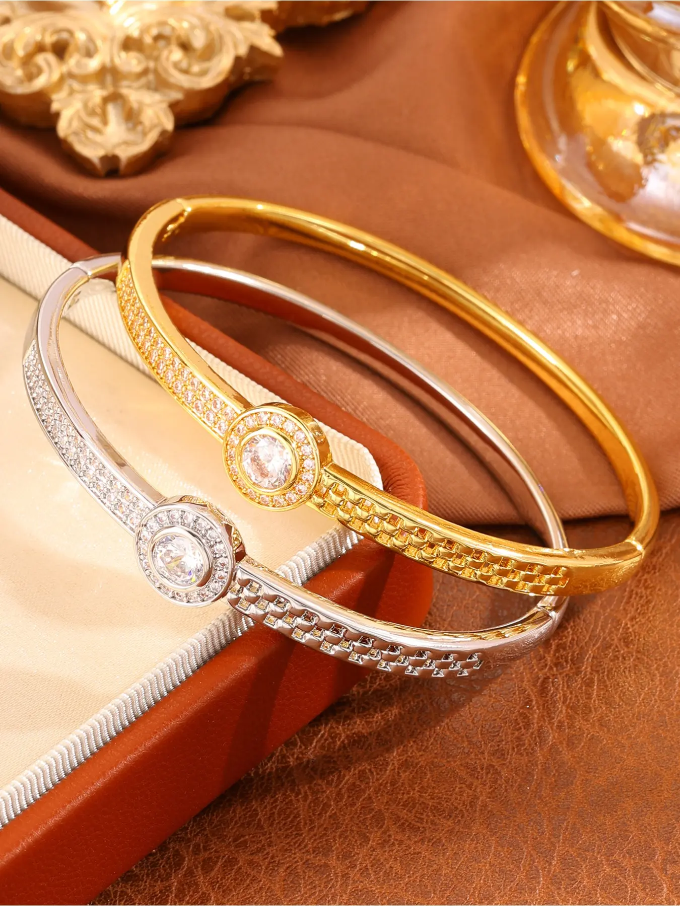 1 classic, fashionable and luxurious copper full diamond bracelet, Bangle Bracelet, a daily fashionable item for women, showcasing elegant style, very suitable for daily wear, holidays and gatherings