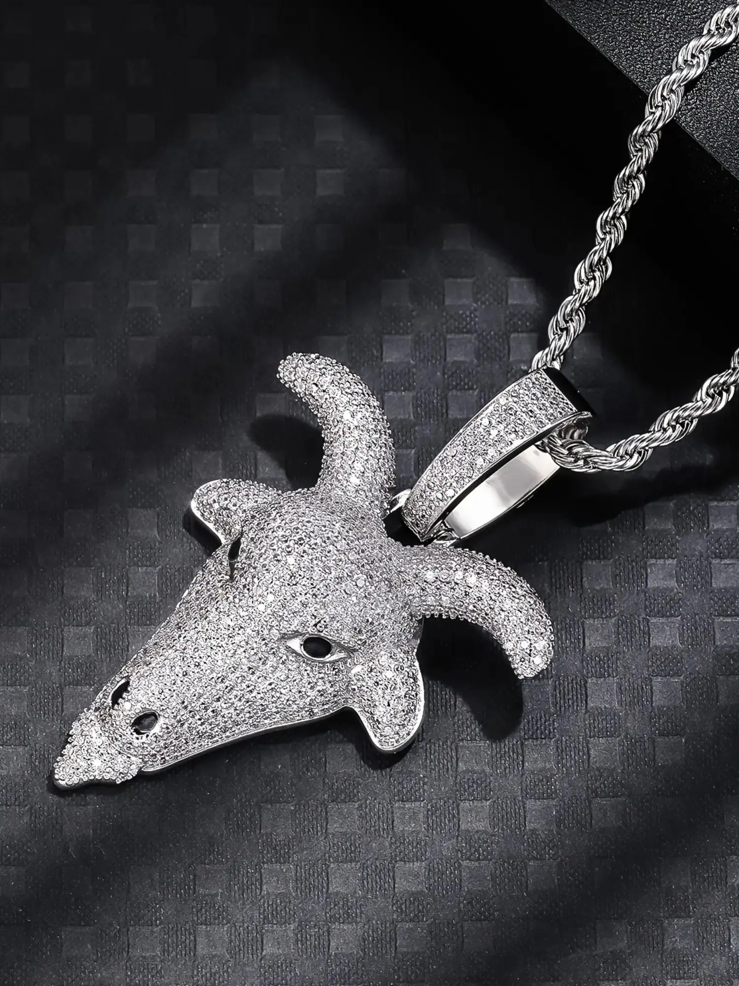 ICED CHICS 1pcs Goat Animal Pendant Necklace for Men & Women, Hip Hop Exquisite Jewelry Gift with 60cm Twisted Chain, Unique Animal Charm Accessory, Rhinestone Decorated Bling